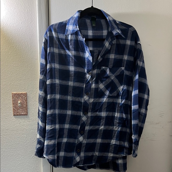 NWOT Wild Fable Navy and White Plaid Shirt side pockets small - Picture 2 of 5